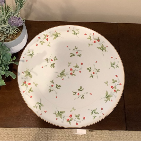 Christopher Stuart Strawberry Field Cake Plate 🍓 - Picture 2 of 7